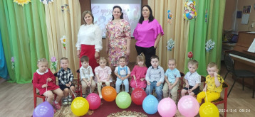 Наш детский сад поздравить рад Всех мам, на всей планете, Наш детский сад поздравить рад Всех мам, на всей планете,.